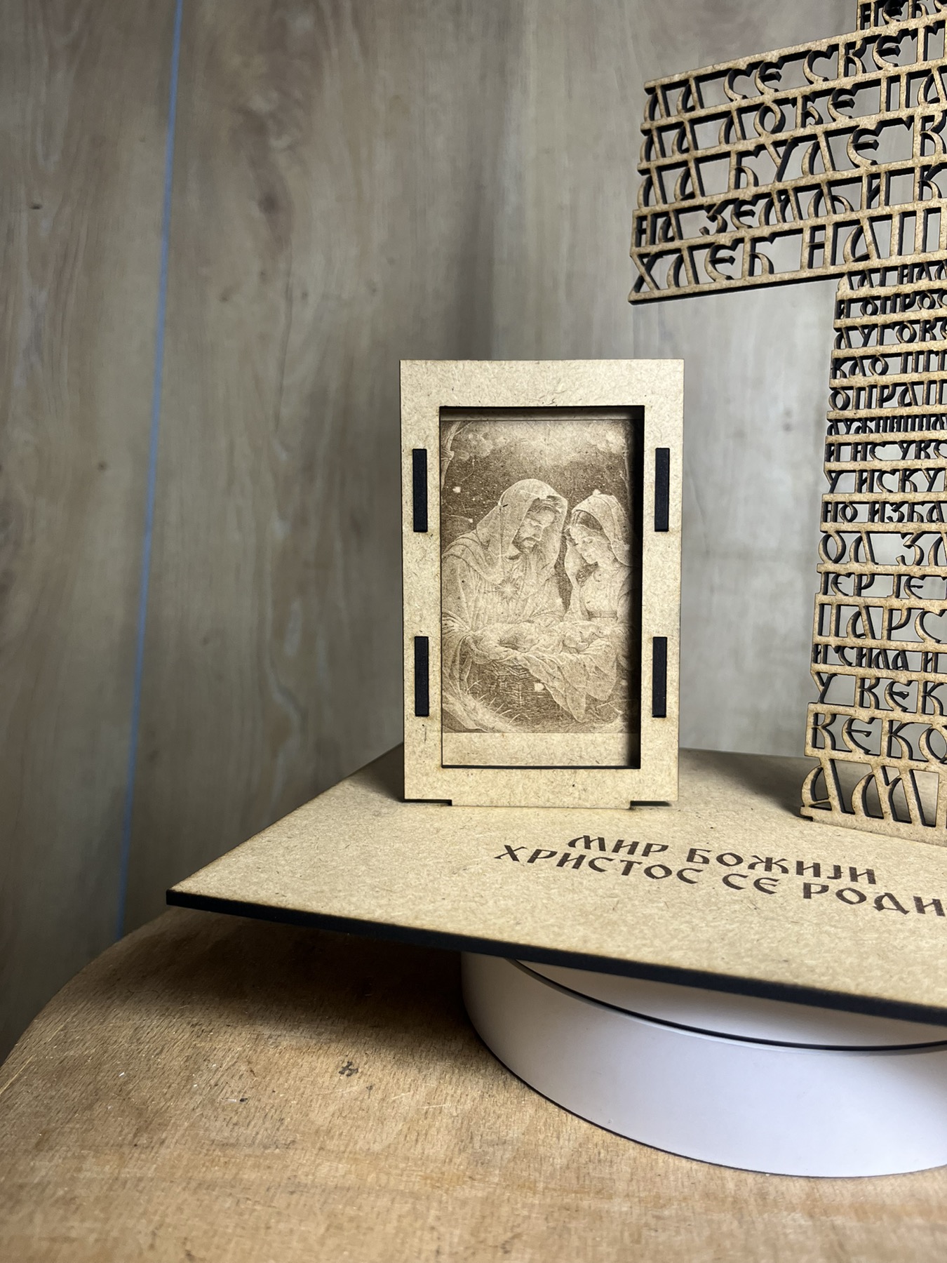 02-05-1b619936fb576aaebe0caccc71d0b960ea95314be4d4b36154f0a2496993b09e-d0f70bef1ae08d95 Postolje "Očenaš" sa ramom za sliku - Slika 6